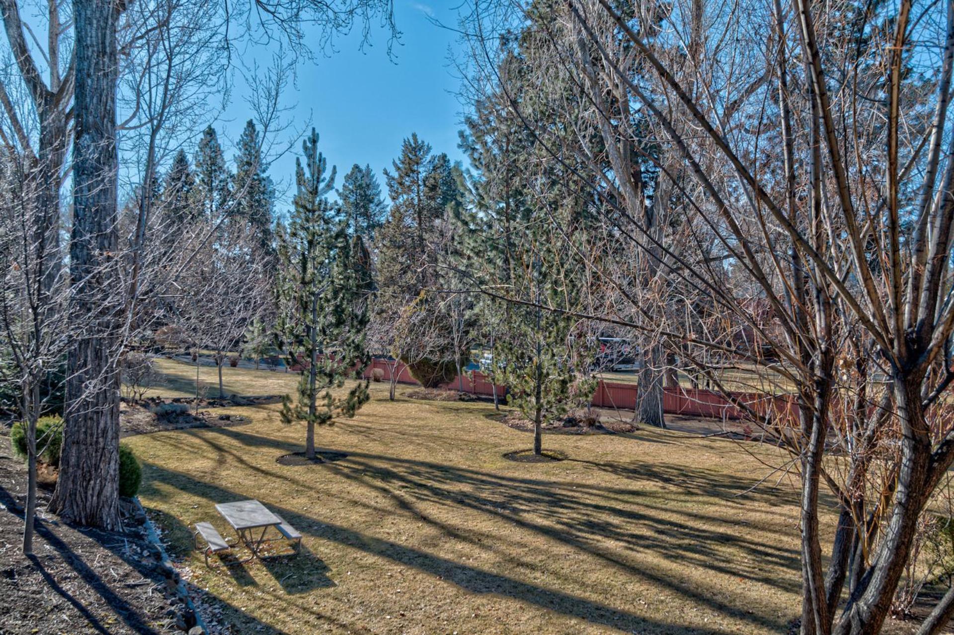 Pioneer Park Rentals Downtown Bend Room photo